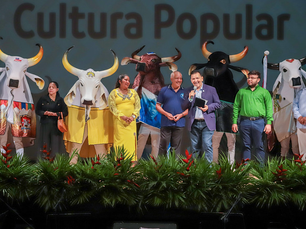 Manaus celebra a força da cultura amazonense em noite de homenagens no Teatro Amazonas