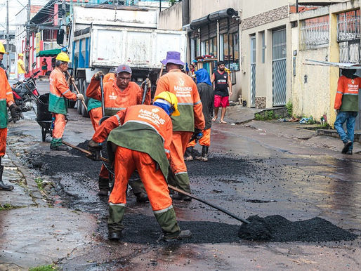 Prefeitura de Manaus aplica 30 toneladas de massa asfáltica no bairro Alvorada