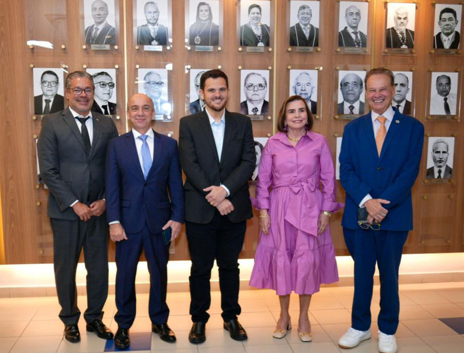 Prefeito Renato Junior realiza visita institucional ao TCE-AM e reforça diálogo entre os poderes par