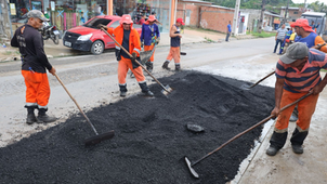 Prefeitura de Manaus realiza serviço de manutenção asfáltica em 500 metros de extensão da avenida 7 de Maio, no bairro Nova Cidade