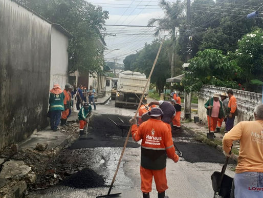 Prefeitura de Manaus atende solicitação de moradores e asfalta rua tomada por crateras no Japiim