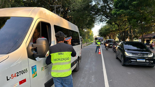 Operação da Prefeitura de Manaus apreende micro-ônibus com roda sem parafuso na zona Leste
