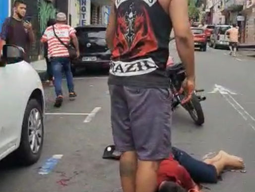 (VÍDEO) Ladrões são flagrados roubando no Centro de Manaus e ganham um 'sapeca-iaiá' da população