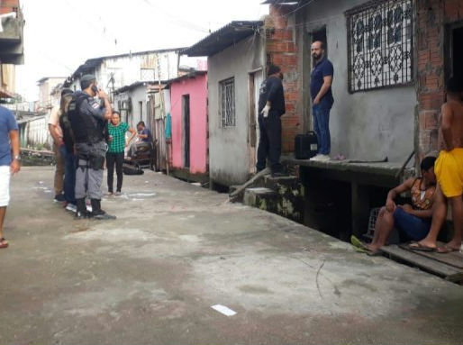 Pistoleiros atiram em casal no bairro da compensa: homem morre e namorada fica gravemente ferida