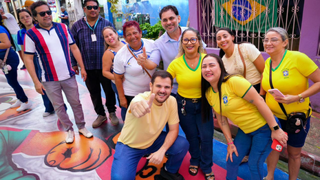 Prefeito Renato Junior visita ‘Ruas da Copa’ e prestigia trabalho feito nas comunidades que mantém viva a tradição de celebrar os jogos da Seleção Brasileira