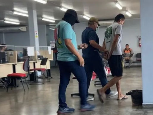 Homem acusado de matar mãe e filho no Lago Azul se entrega na Delegacia de Homicídios, em Manaus