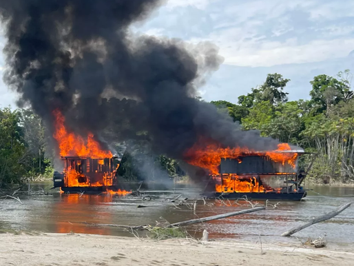 Polícia Federal destrói balsas usadas em garimpo ilegal na região do Alto Jutaí, no Amazonas