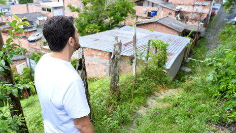 Prefeito Renato Junior atende pedido comunitário e determina construção de escada de acesso na zona Norte