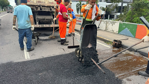 Prefeitura de Manaus intensifica manutenção asfáltica na avenida Constantino Nery e reforça segurança viária na capital