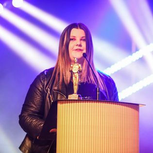 Shannon winning the Vocal Choice Award