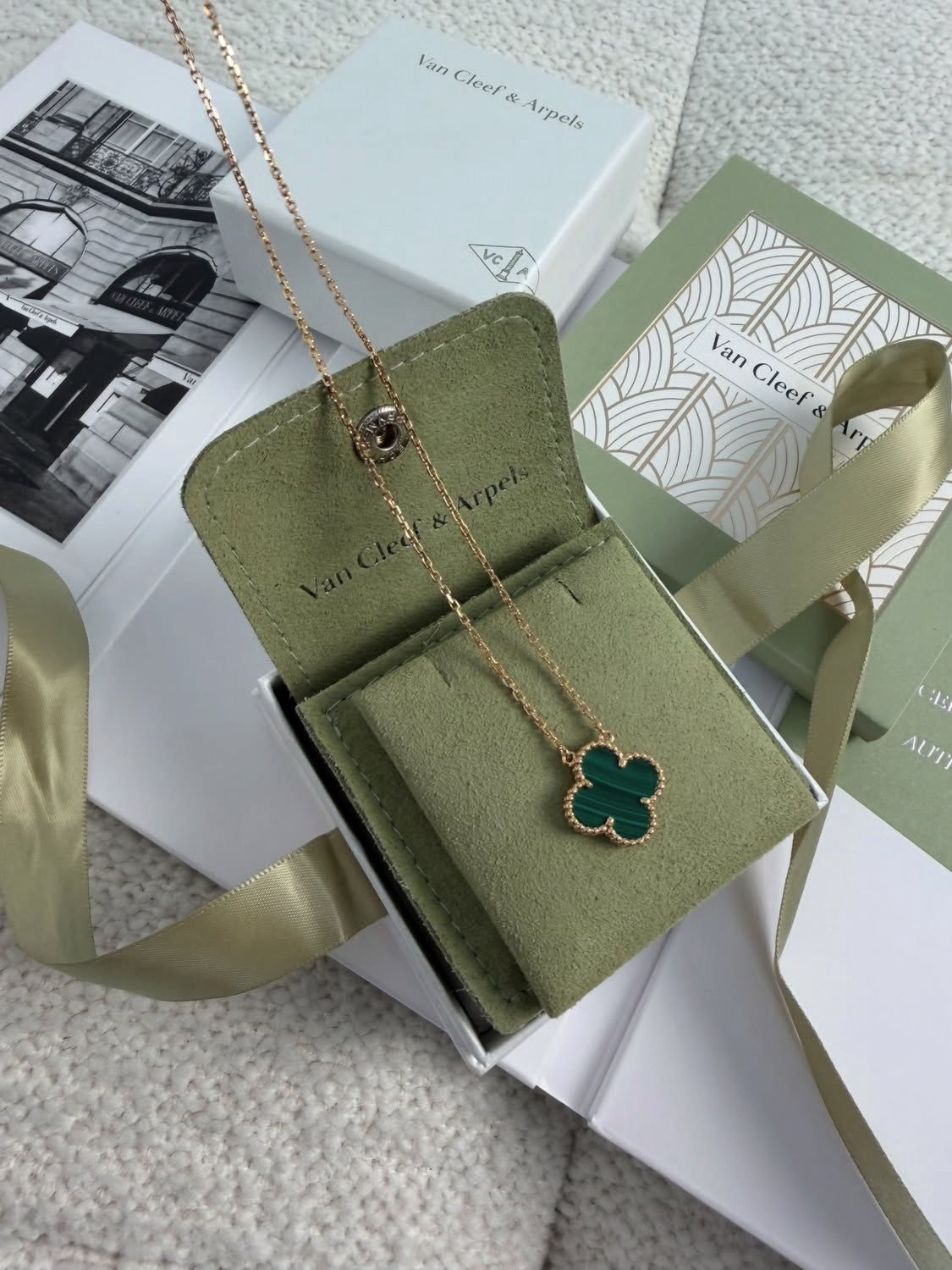 Van Cleef & Arpels Vintage Alhambra Pendant Malachite (2023)