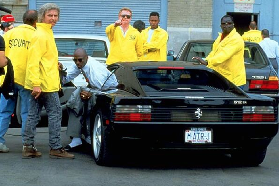 Michael Jordan bước ra khỏi chiếc Ferrari 612 TR mang biển số "M - AIR - J". |JP88