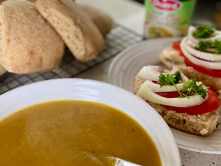 Krämig pumpasoppa med morot och rostad vitlök serverad i en skål.