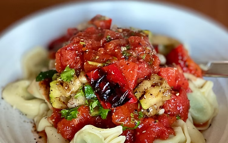 Tortellini med tomatkompott, grillad zucchini, paprika, cannellinibönor och citron.