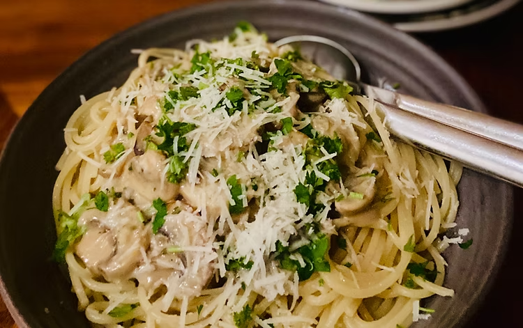 Krämig champinjonpasta med färska champinjoner, parmesan och örter.