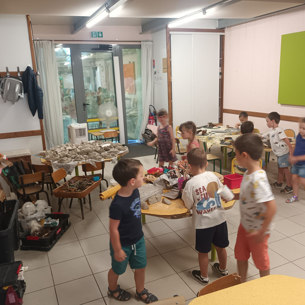 En image , photo des enfants 3-4 ans en train de faire leur marché Argile et Matériaux !