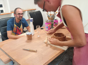 Offrez vous un moment privilégié à deux ! Partager un moment de complicité, de plaisir, d'apaisement à travers la découverte en carte cadeau, d'un atelier poterie !