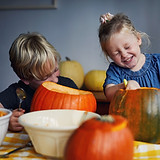 Kinder schöpfen Kürbisse heraus