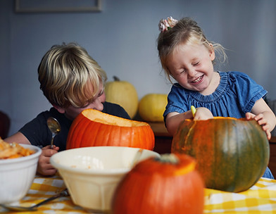 Bambini che scavano fuori zucche