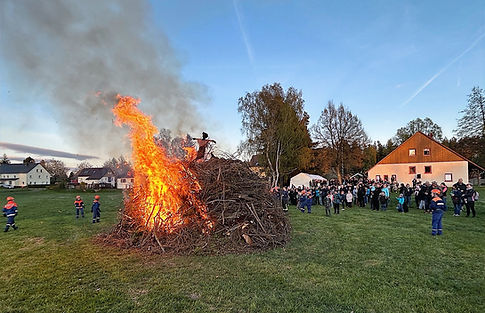 Hexenfeuer_Feuermit HexePanorama_edited.