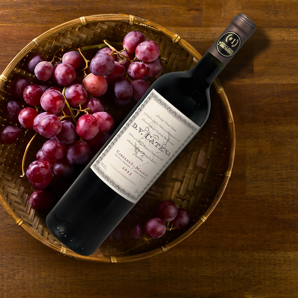 Miniatura: Foto do vinho DV Catena Malbec em uma cesta com uvas