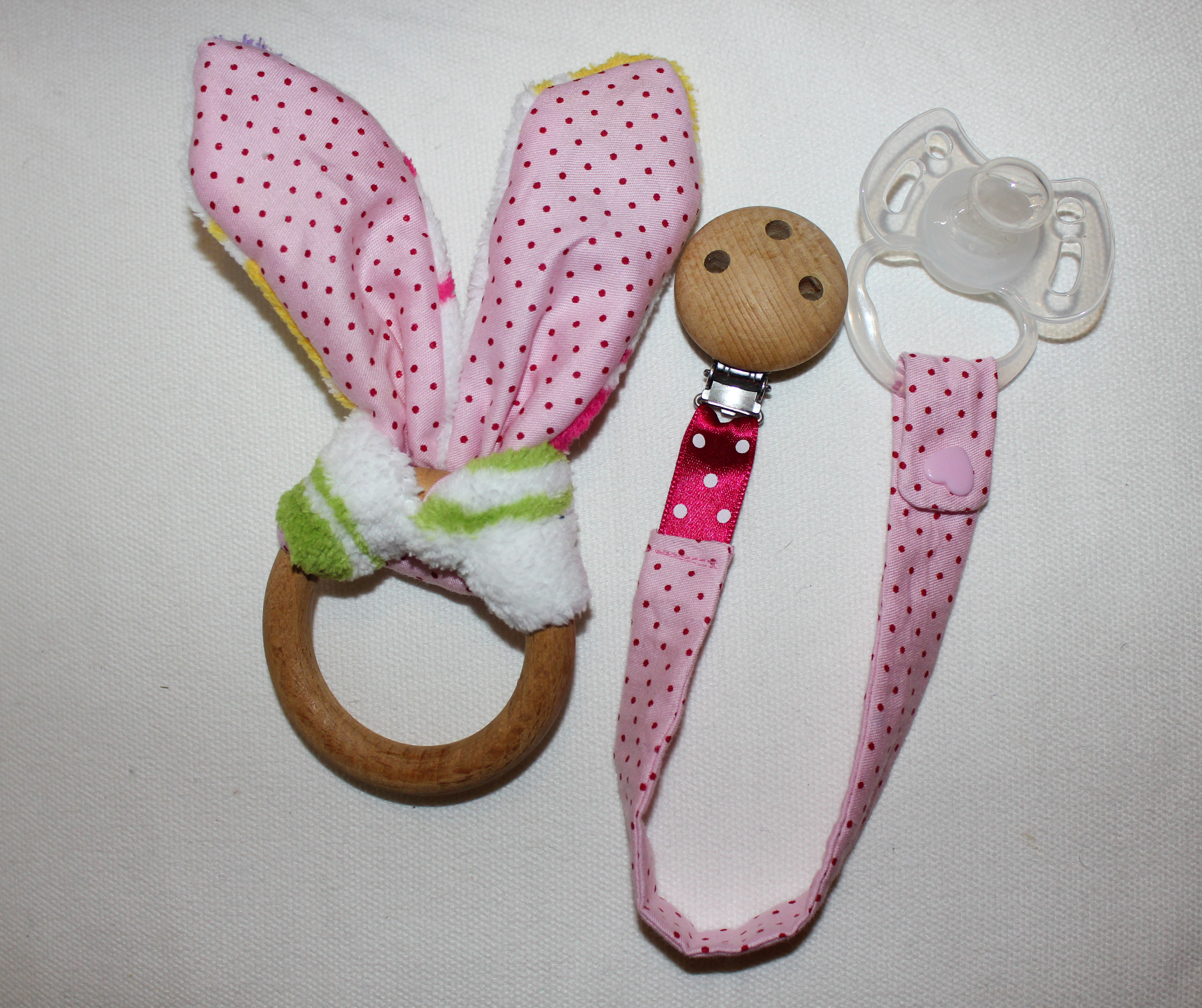 Hochet lapin et attache tutute