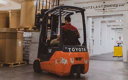 Warehousing Gabelstapler 1_edited.jpg