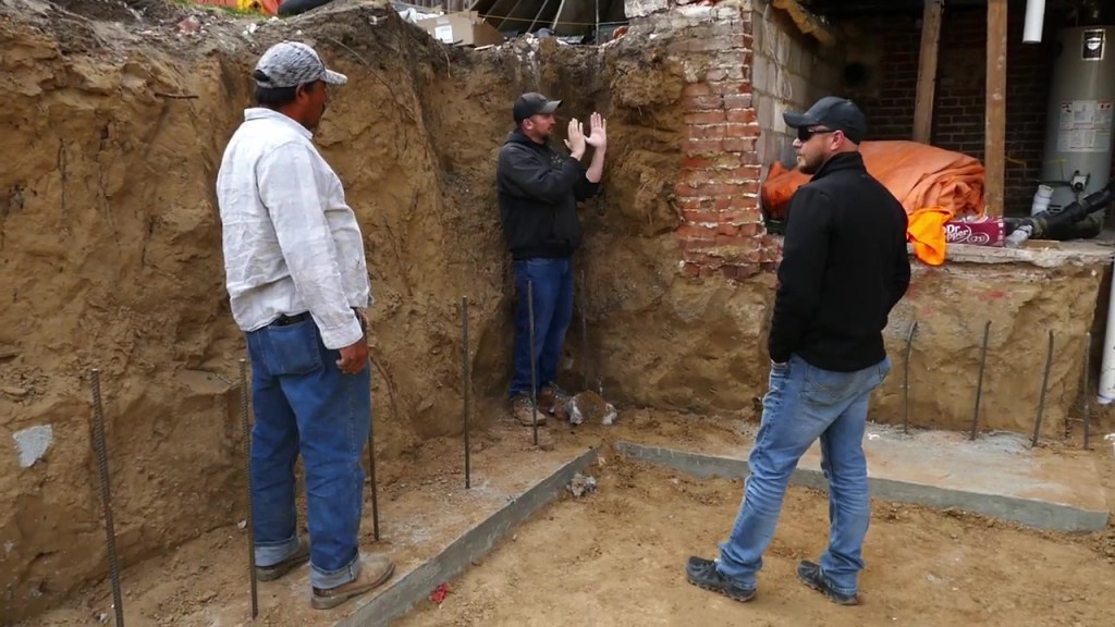 Gold's Concrete discusses job with sub contractor