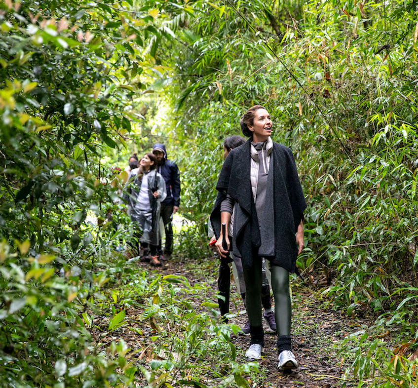 Mulher sorrindo em área externa no meio da floresta de Mata Atlântica no Hotel Fazenda Morros Verdes Ecolodge em Ibiúna SP