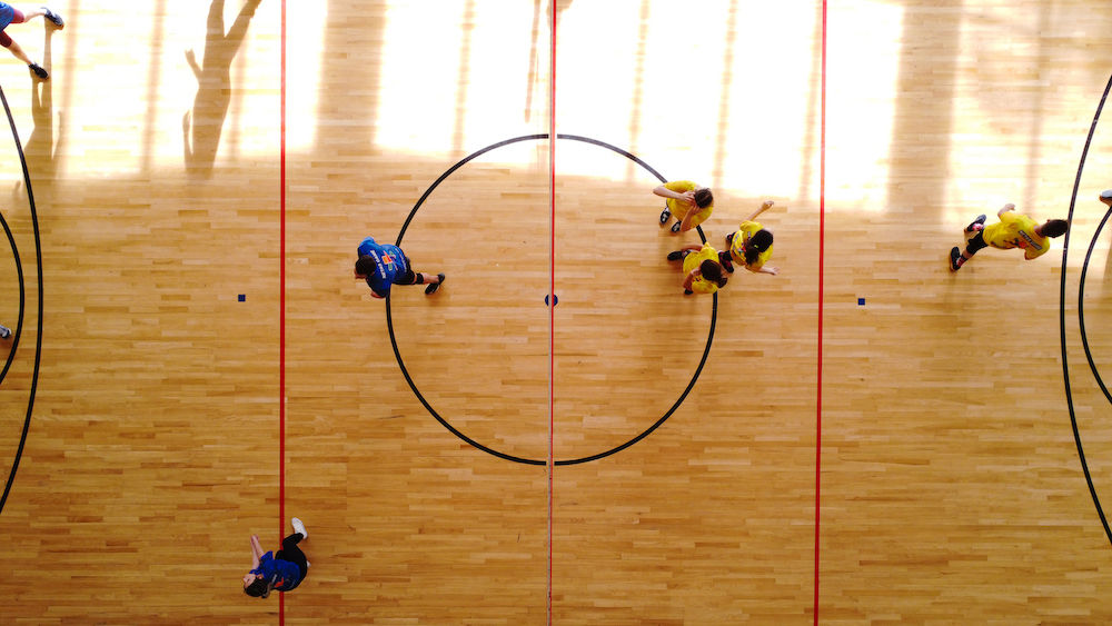 Vista de cima de quadra poliesportiva com pessoas competindo no Hotel Fazenda Morros Verdes Ecolodge em Ibiúna SP
