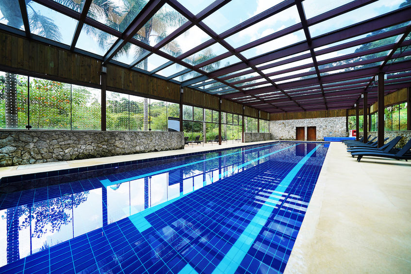 Piscina cubierta climatizada y cubierta con vistas a la Mata Atlántica en el Hotel Fazenda Morros Verdes Ecolodge en Ibiúna SP