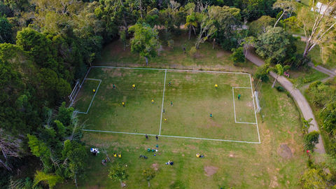 Vista de cima de campo de futebol em meio a Mata Atlântica do Hotel Fazenda Morros Verdes Ecolodge em Ibiúna SP