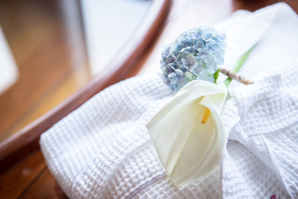 Suite Roma, detalhe flor no roupao, Pousada Valle das Flores em Monte Verde 2023_009.jpg