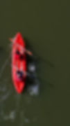 Duas pessoas no caiaque laranja navegando no lago do Hotel Fazenda Morros Verdes Ecolodge em Ibiúna SP