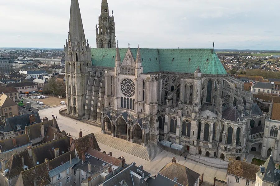 parvis-cathedrale-notre-dame-chartres