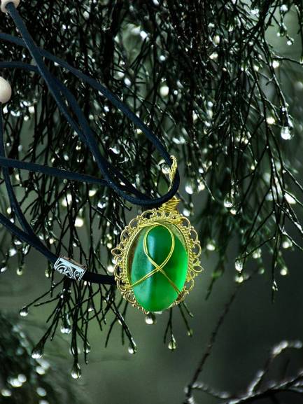 N-2045 Green glass wrapped in delicate gold wire Pendant