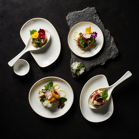una_coleccin_de_pequeas_y_exquisitas_entradas_amuse-bouche_presentadas_en_cucharas_de_porc