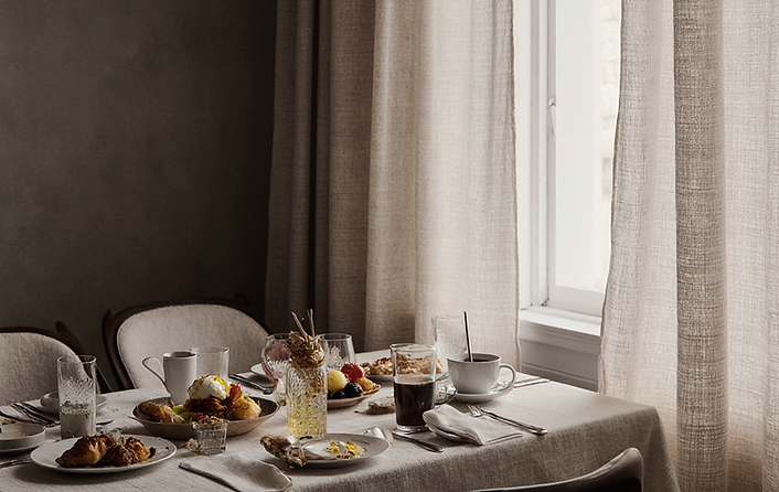 una_mesa_de_desayuno_o_brunch_con_una_variedad_de_opciones_gourmet-_huevos_benedict_frutas