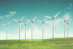 Windmühlen auf der grünen Wiese