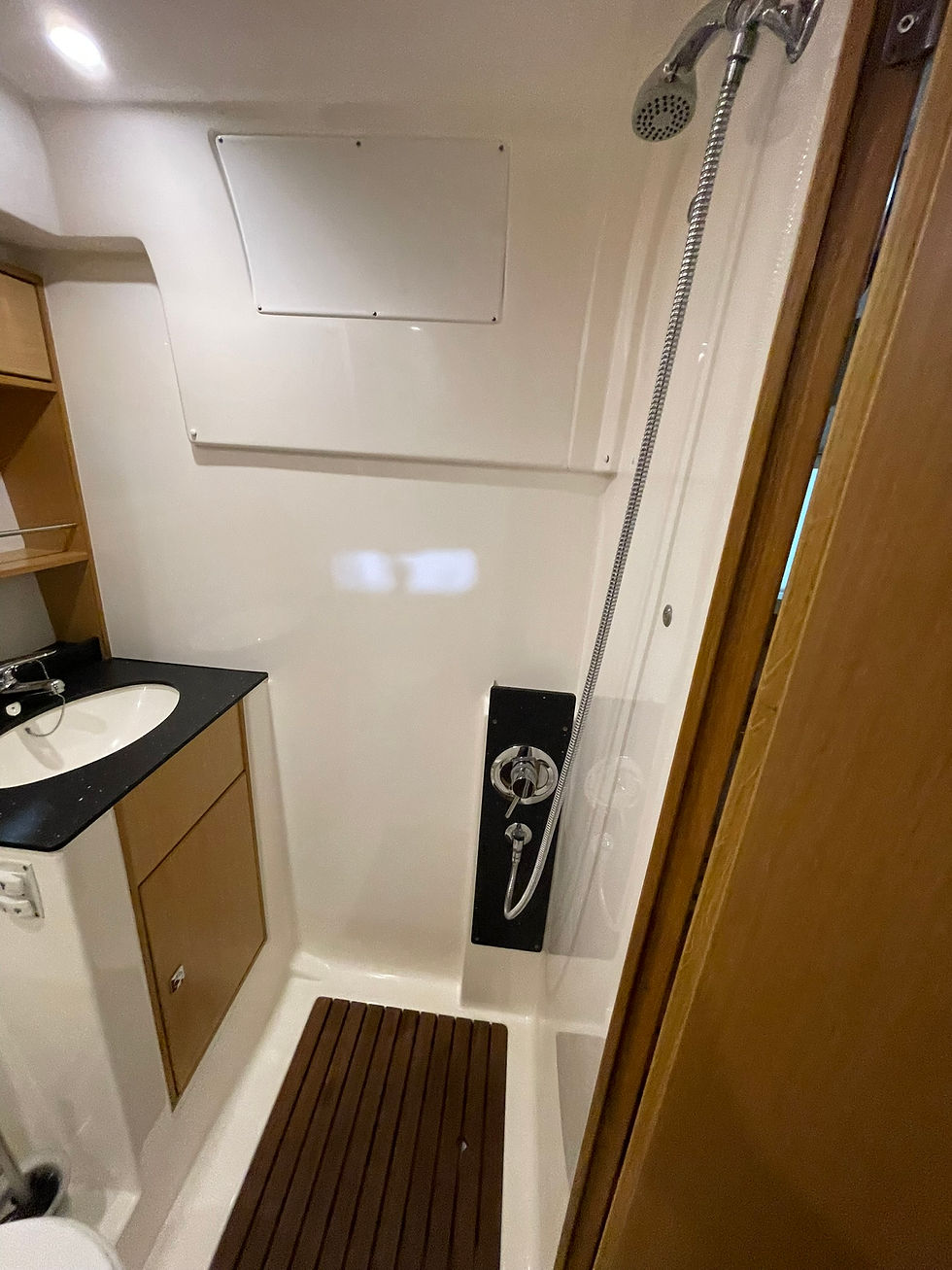 Miniaturbild: Nasszelle der Bavaria 35 HT mit Toilette und Waschbecken