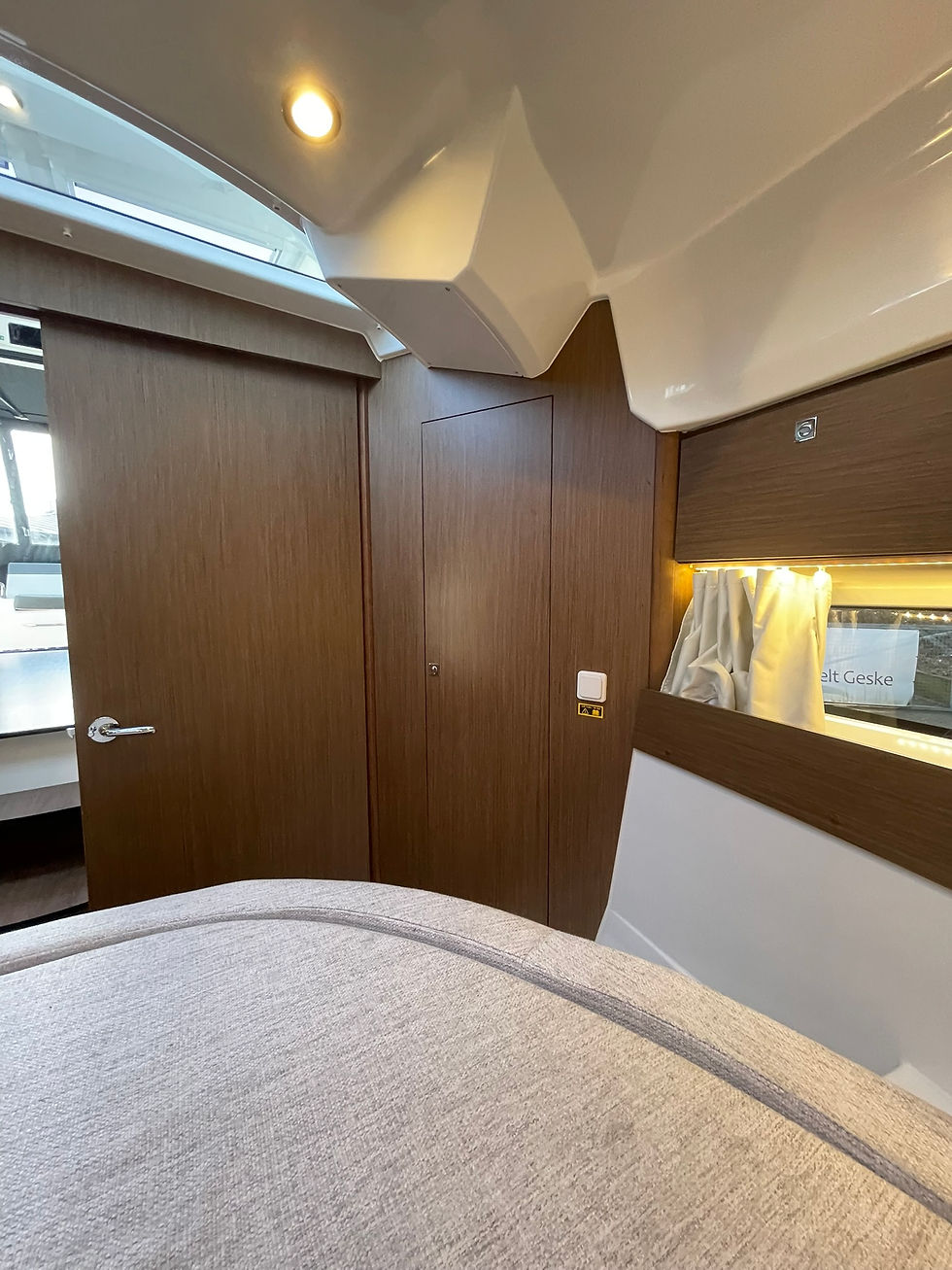 Miniaturbild: nnenansicht der Jeanneau Merry Fisher 895 mit Holzverkleidung und Stauraum im Kabinenbereich