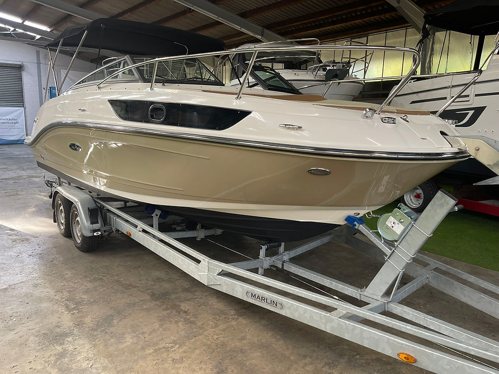 Miniaturbild: Bugansicht der Sea Ray 230 Sun Sport auf dem Trailer in der Halle