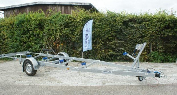 Miniaturbild: Seitliche Gesamtansicht des Marlin BTL 1500 LA Bootstrailers auf Pflasterfläche