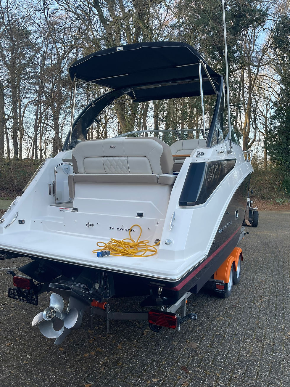 Miniaturbild: Heckansicht der Regal 26 Express mit Badeplattform und Bimini-Top