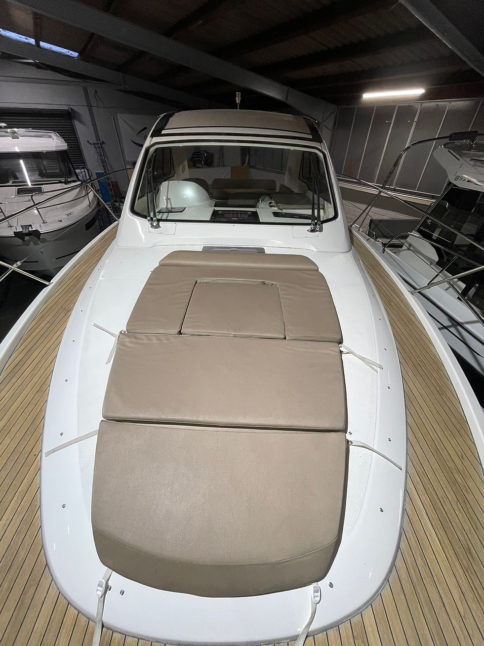 Miniaturbild: Sonnenliegefläche auf dem Vorschiff der Bavaria 35 HT