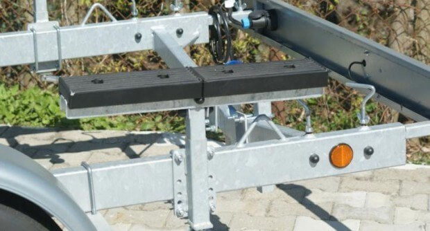 Miniaturbild: Querträger und Befestigungselemente des Marlin BT 1000 LA Bootstrailers, Detailansicht