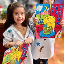 Niños felices aprendiendo arte.