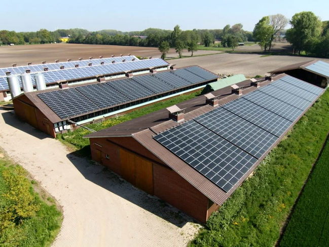 Boerderijgebouwen met zonnepanelen
