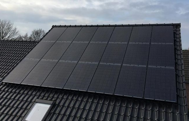 Zwarte zonnepanelen op een pannendak