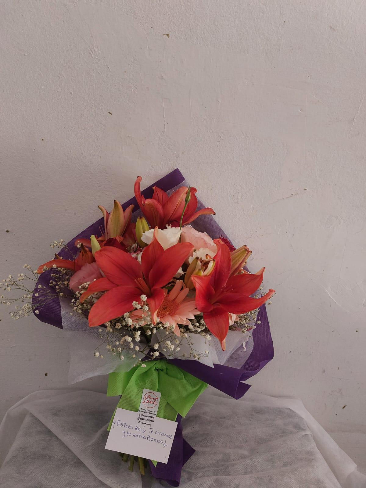 Cuatro varas de lilium con flores de estación, y follajes